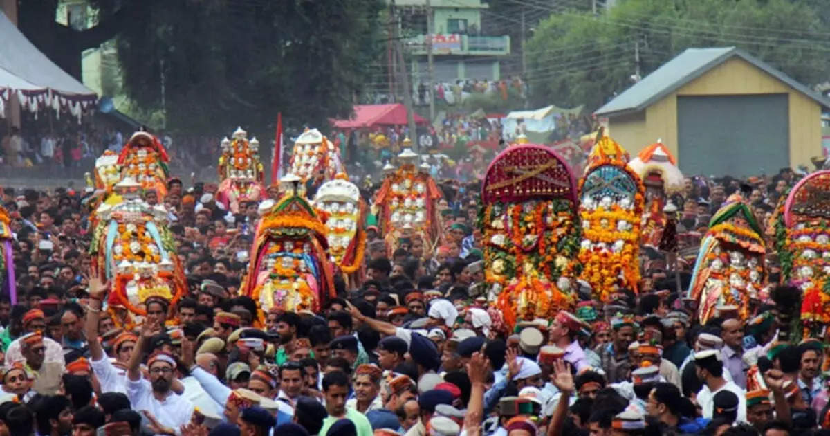 Kullu Dussehra Mela 2022 : कुल्लू के अनोखे दशहरे के बारे में जानिए खास बातें, देवलोक से आते हैं देवी-देवता भी