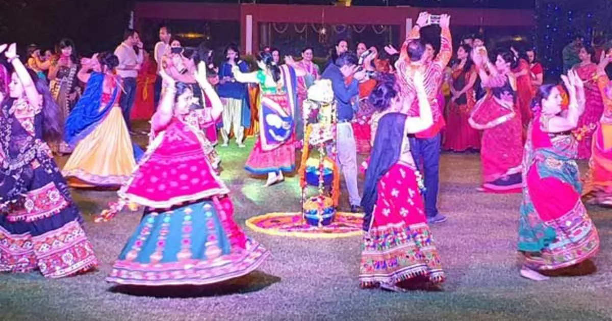 Navratri 2022 Garba Dance, नवरात्रि पर गरबा नृत्य क्यों करते हैं, यहां साड़ी पहनकर लड़के करते हैं गरबा 200 साल पुरानी परंपरा