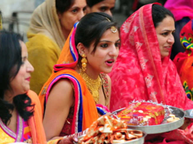 Aarti Karwa Chauth Mata: करवा मैया आरती, ओम जय चौथ माता, मैया जय चौथ माता