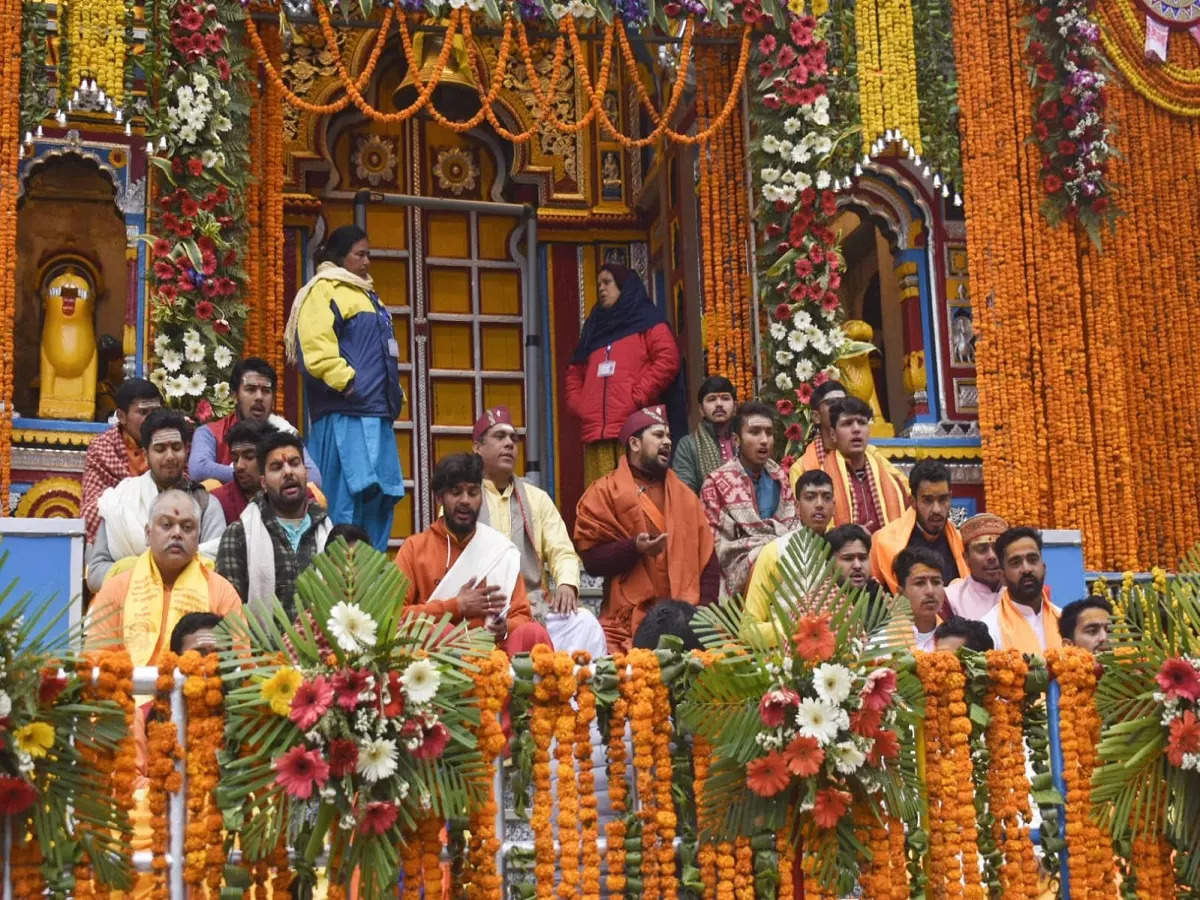 Badrinath Yatra 2023: बदरीनाथ के खुल गए कपाट, 15 कुंतल फूलों से सजा मंदिर, अखंड ज्योति दर्शन से भक्त हुए निहाल