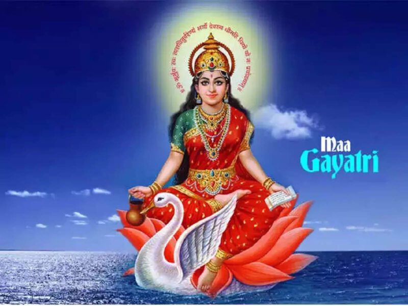 Gayatri Chalisa: गायत्री चालीसा, मनोकामना पूर्ति के लिए रोजाना करें इसका पाठ