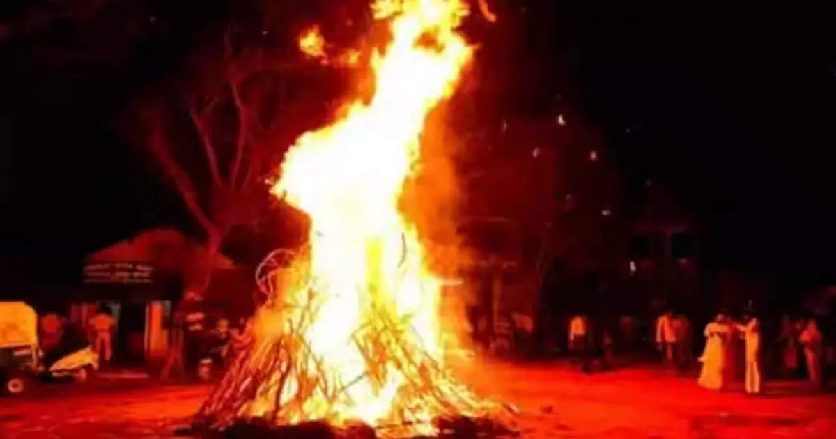 Holika Dahan 2024: होलिका की धधकती आग में हर साल कूदता है यह इंसान, फिर भी जिंदा कैसे, देखने वाले रह जाते हैरान