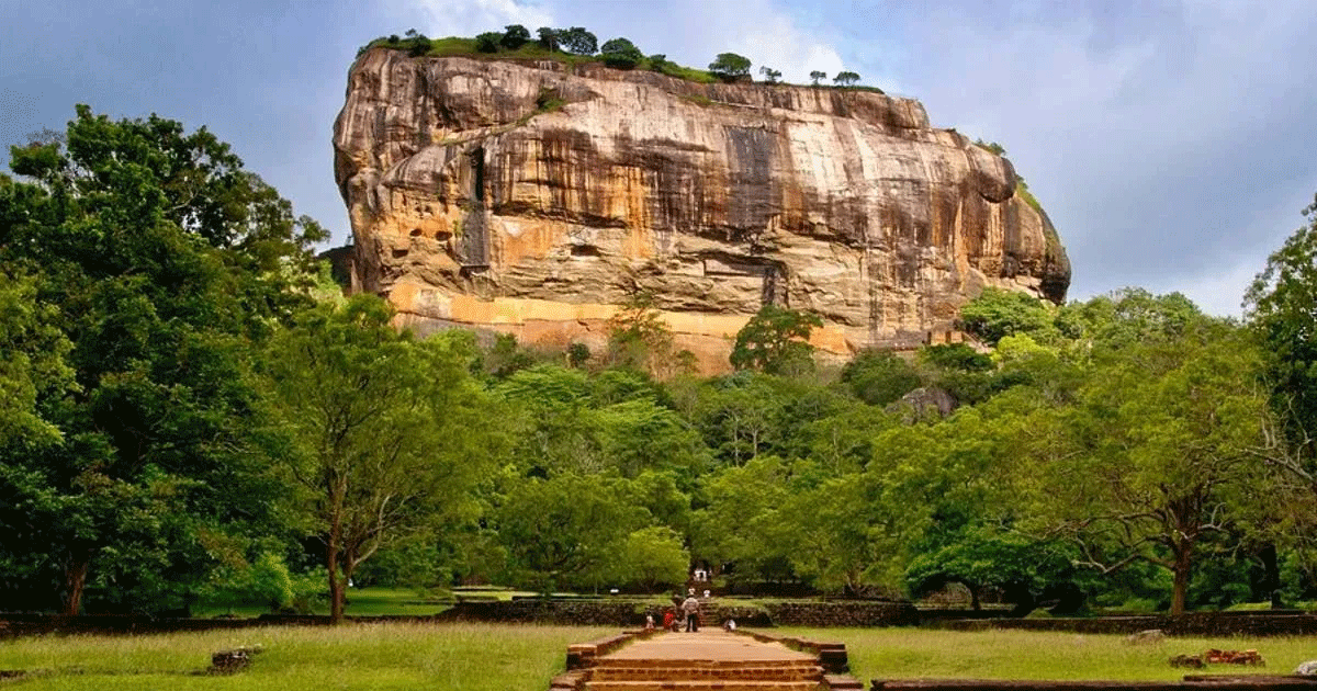 श्रीलंका के इस स्‍थान पर है रावण का महल, यहां आज भी रखा है लंकेश का शव !