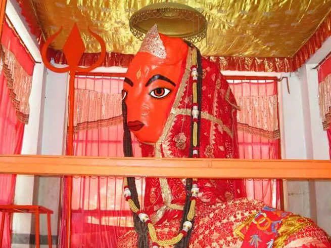 माता के इस मंदिर में प्रसाद के लिए लाइन लगाते हैं भालू